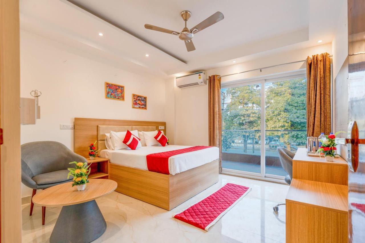 Octave Nirvana Suites Гургаон Экстерьер фото